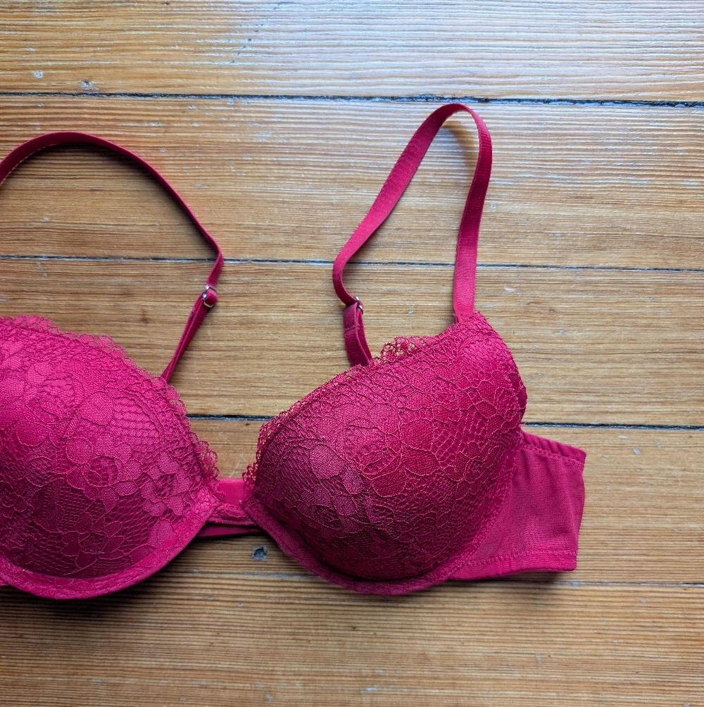 Red Lace Bra - Picture 4 of 8